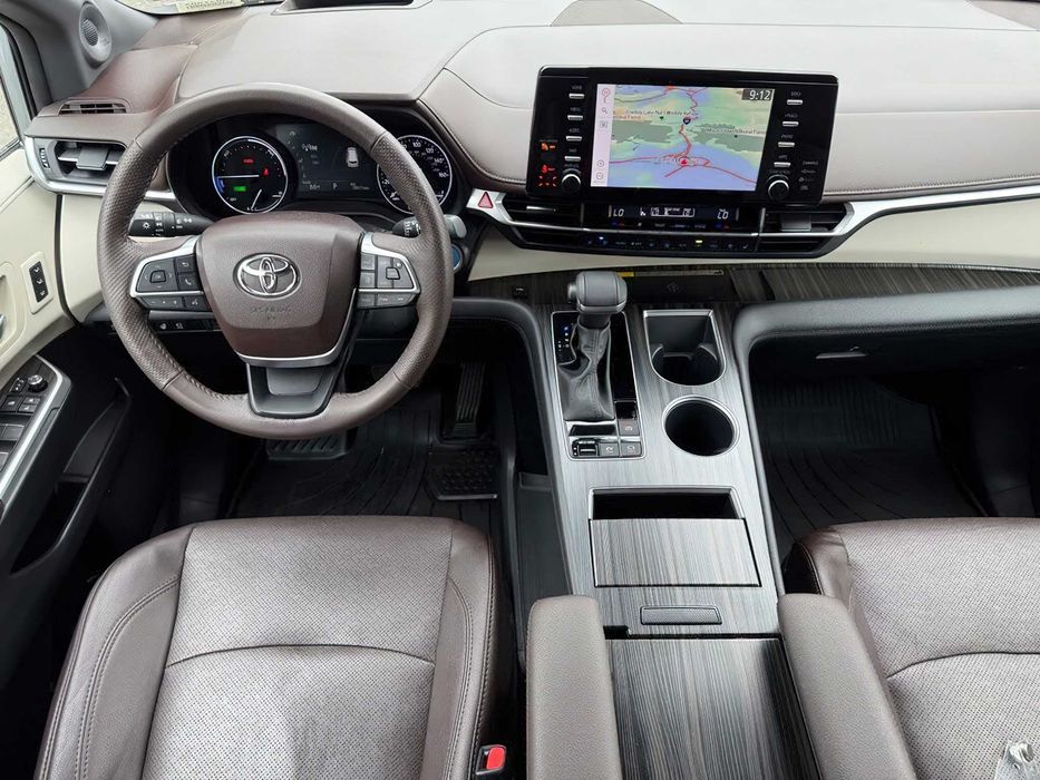 Toyota Sienna Platinum 7-Passenger      2023