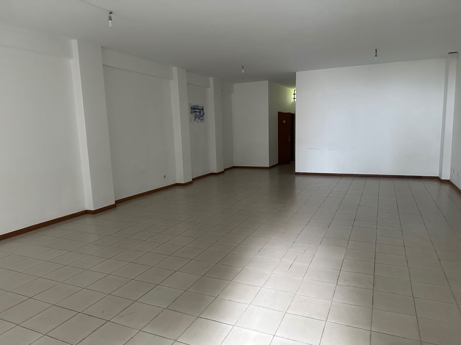 Loja comercial, na rua cónego Manuel Faria, nº160 em Maximinos. Área 90 m2
