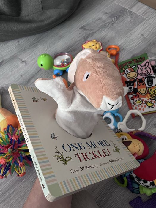 іграшки 0+,книжечка,підвіски на коляску