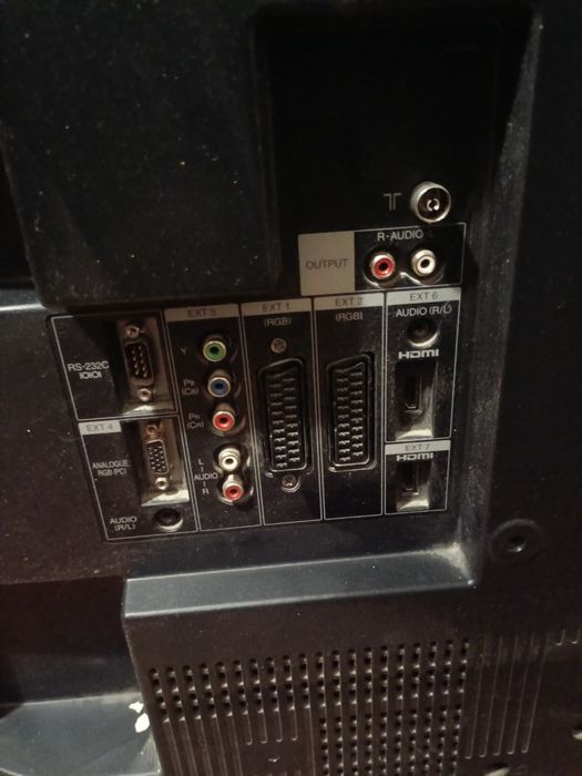 Telewizor 32 Sharp z uchwytem sciennym