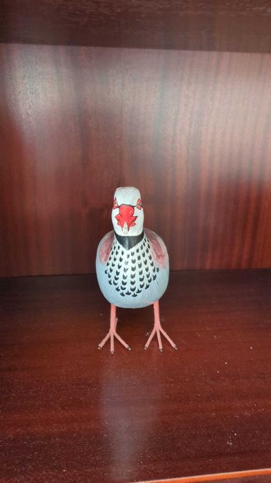 Pássaro decorativo em madeira pintada