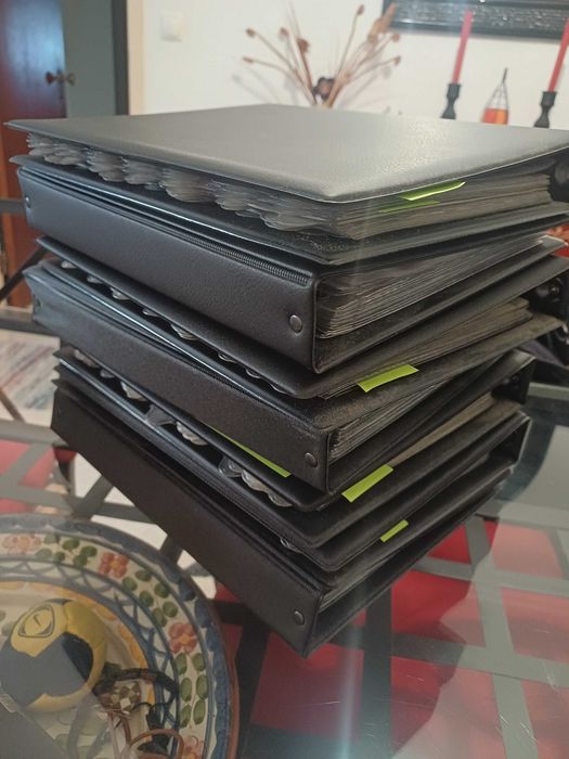 7 Álbuns Classificadores e mais  de 1000 Selos Mundiais + centenas de Repetidos (Misturas)