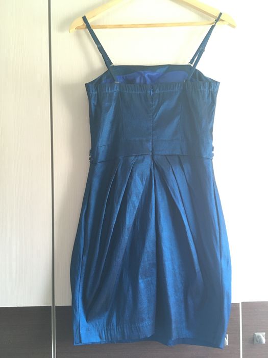 Vestido cai-cai azul com pequenas pedras