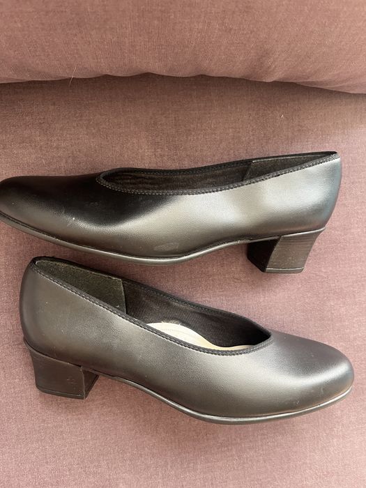 Angielskie buty na obcasie czołenka Fayrelady
