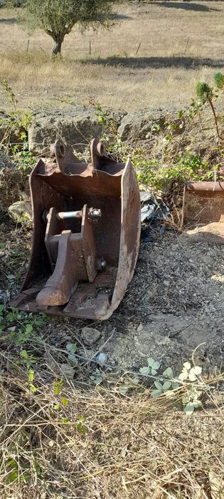 Diversos baldes para máquina Jcb e um riper