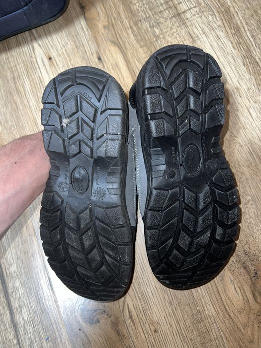 Взуття для роботи, з твердим носком