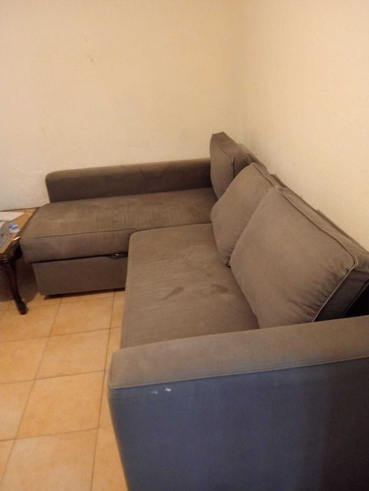 Sofá. Com uma tapua partida. Sem transporte