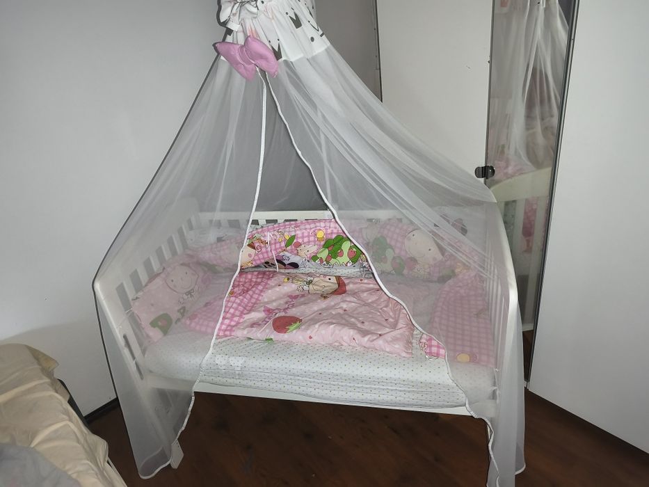 Berço, colchão e cortinas