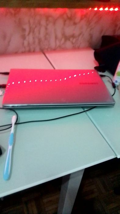 Ps4 com dois comandos mais pc portátil da Samsung mais jogos