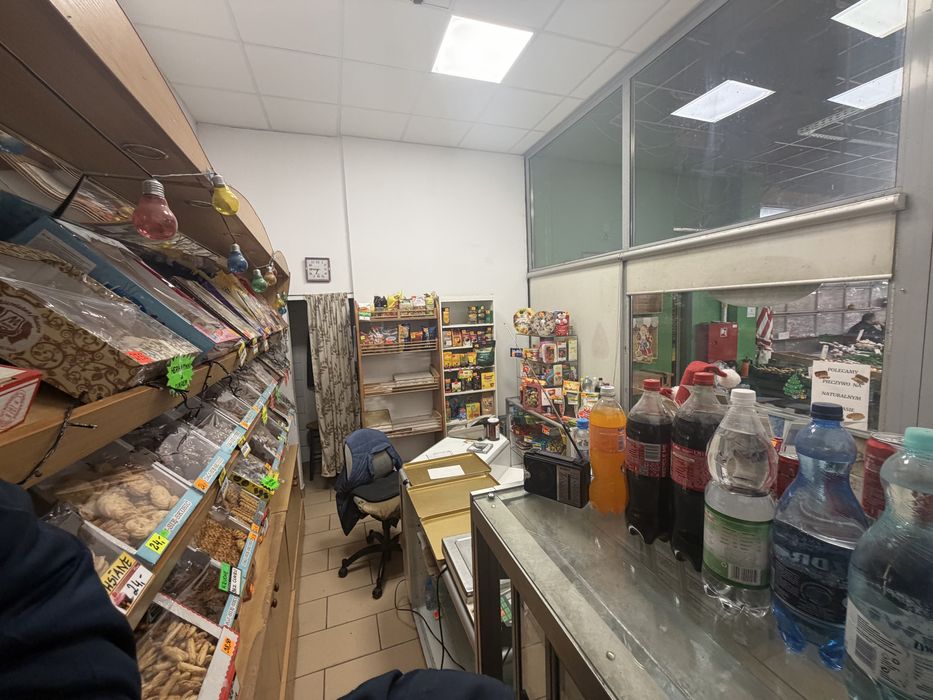 Sprzedam  lub wynajme lokal handlowo-uslugowy w centrum handlowym Szembeka