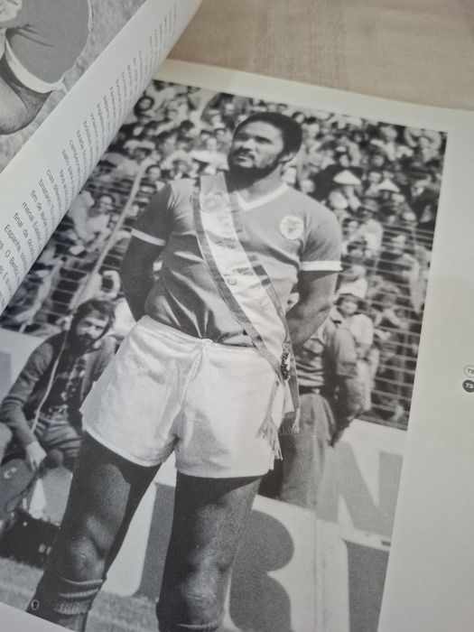 Livro sobre Eusébio com dedicatória
