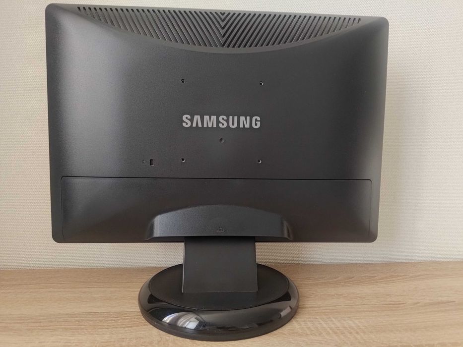 Монитор 20" Samsung 206BW (1680х1050/TN/DVI, VGA)