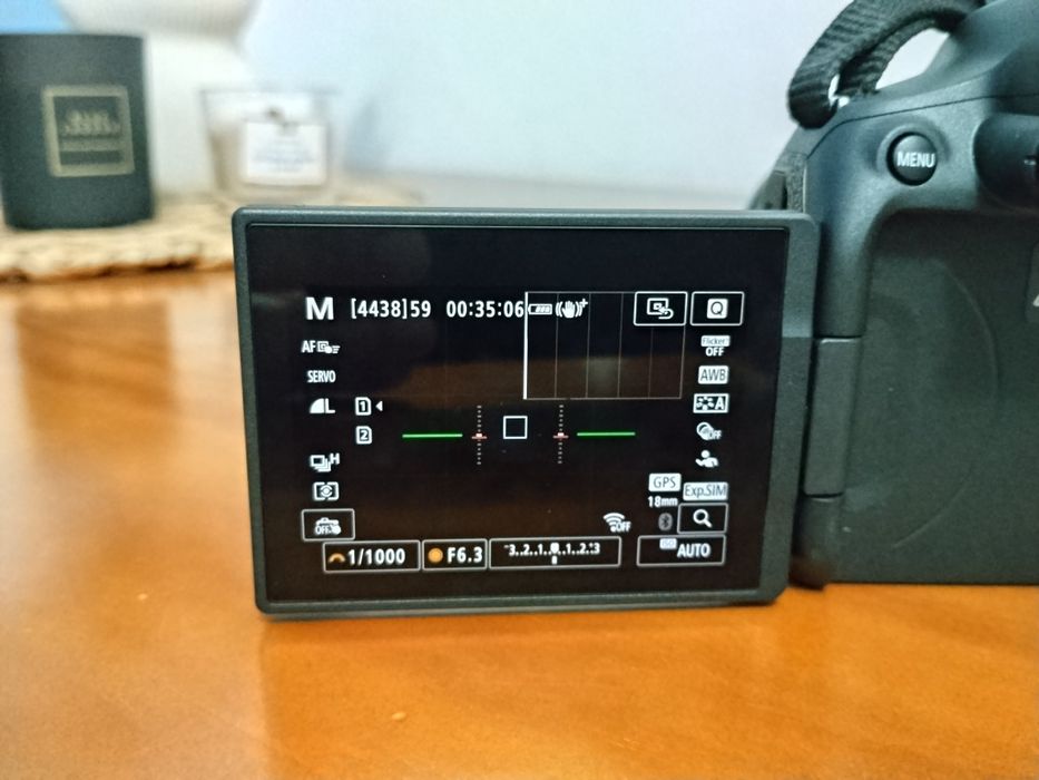 Canon R7 + RF-S 18-150 + 2 cartões memoria 64gb +kit limpeza camera+ tripé novo
