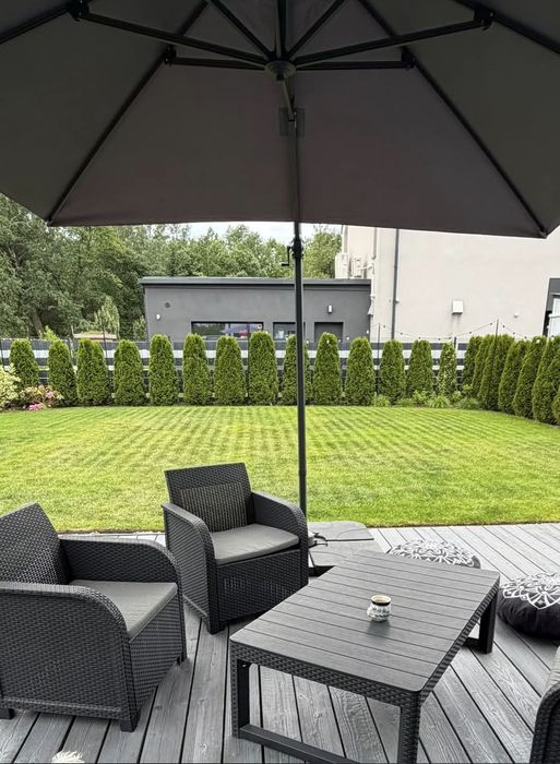Parasol ogrodowy z obciążeniem
Więcej zdjęć na priv.