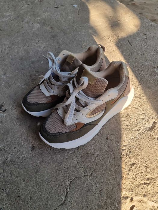 Кросівки шкіряні  на великій платформі на вузьку ніжку. різнокольорові