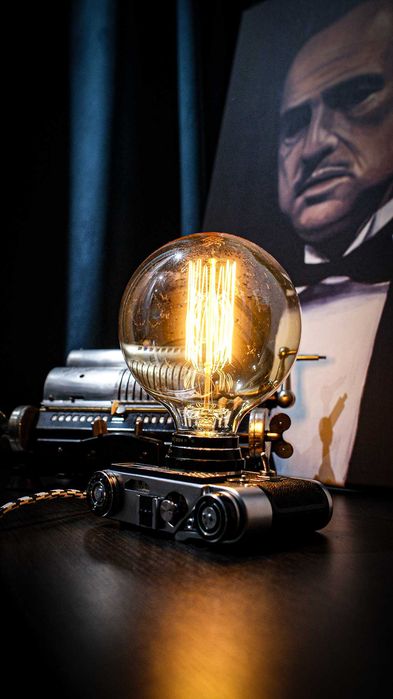 Stylowa i oryginalna lampa w obudowie aparatu Fed-5 z żarówką Edisona.