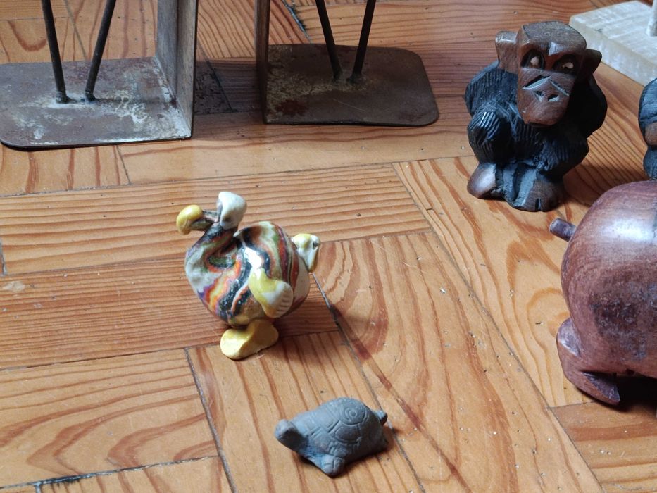 Esculturas estatuetas figuras diversos animais madeira ceramica metal macacos sabios suportes livros