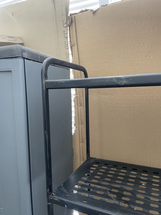 Estantes  de rua com narcas de uso