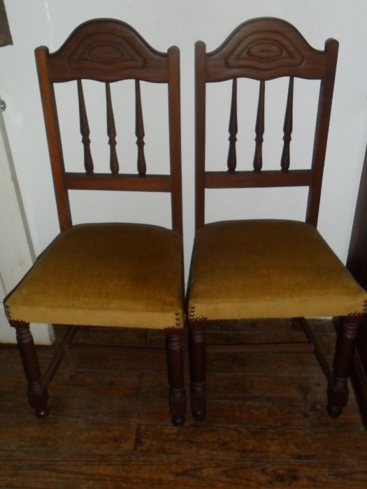 Cadeiras aveludadas  + estrado e colchão /Urgente!