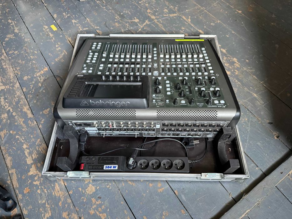 Behringer X32 Compact + Case