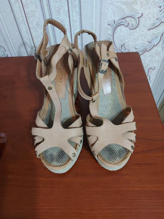 Віддам безкоштовно  жіночі босоножки ( устілка 25,5 см)