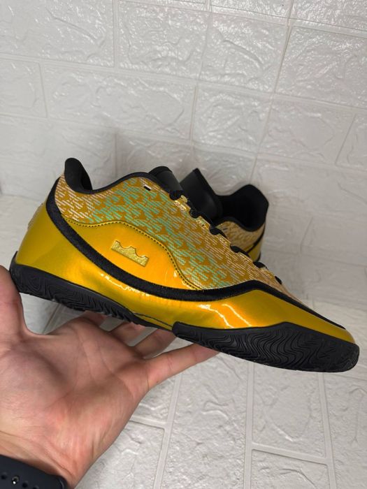 Баскетбольні кросівки Lebron 23