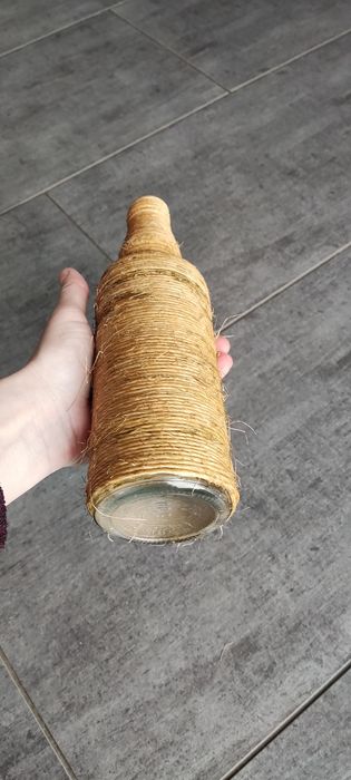 Butelka zdobiona sznurkiem, wazon, ozdoba, dekoracja.