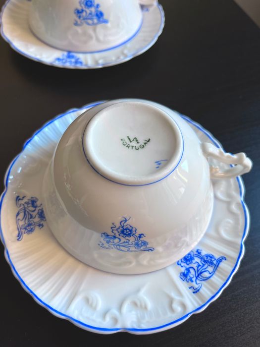 2 antigas Vista Alegre chávenas de chá com pires