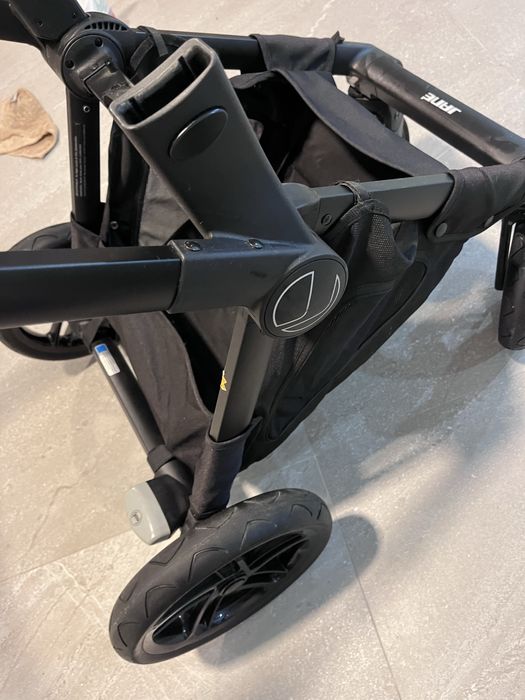 Carrinho e ovo de bebe com oferta de mala e capa chuva