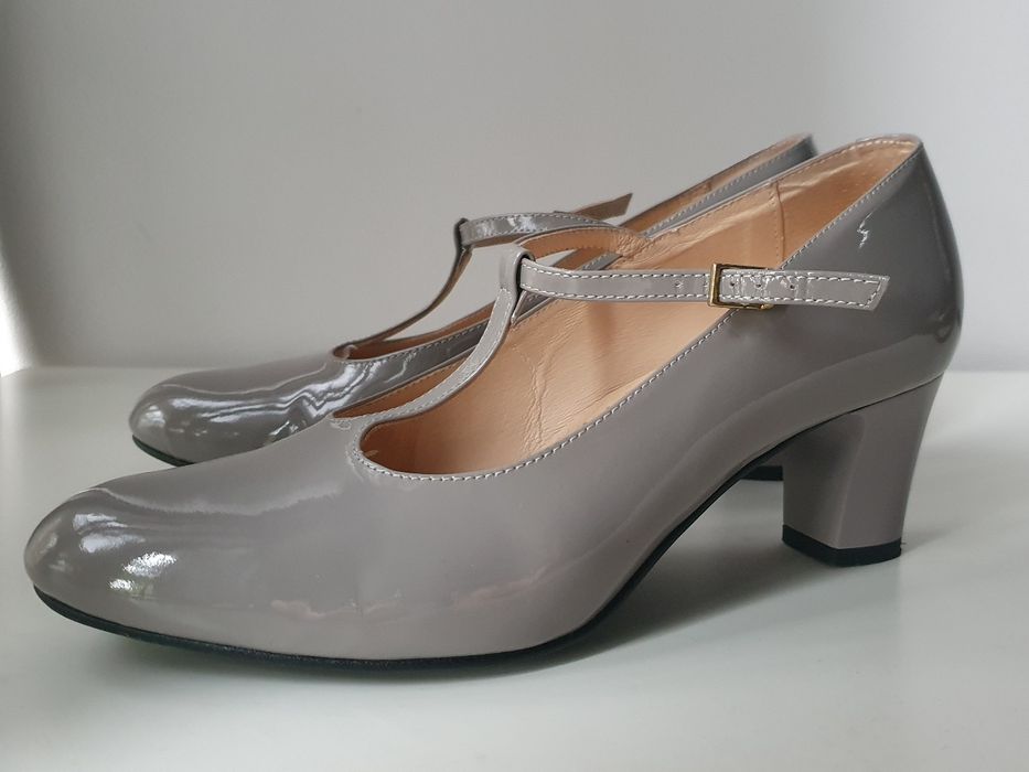 Czółenka skórzane lakier 38