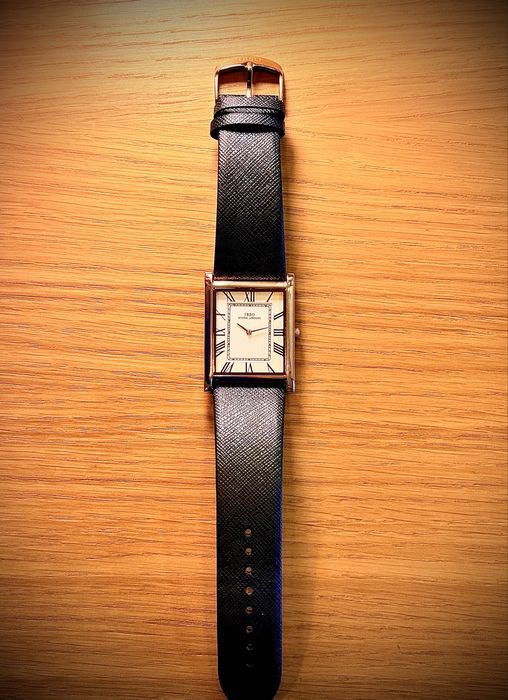 Elegancki Zegarek 32 mm Kwarc w Stylu Cartier Tank (IBSO)