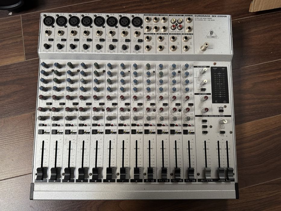 Behringer Eurorack MX 2004A - mesa de mistura com defeito