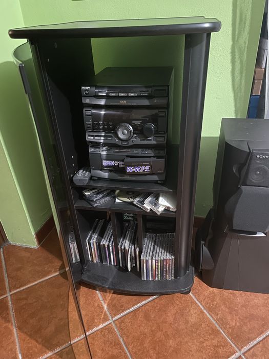 Aparelho de musica com 2 colunas e movel