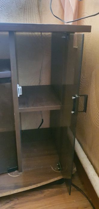 ТЕРМІНОВО ПРОДАМ тумбочку під телевізор