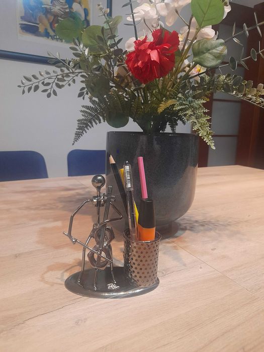 Boneco de arte de ferro para taça de lápis / Porta-caneta