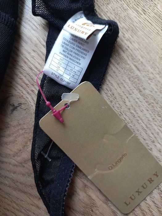 one lingerie czarne koronkowe stringi