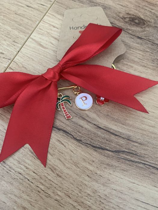 Czerwona kokarda z literka do wózka!