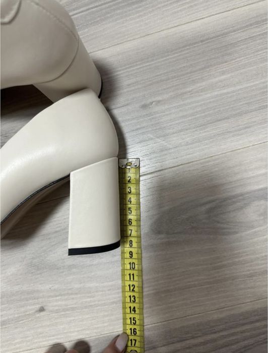 Туфельки бежеві нові