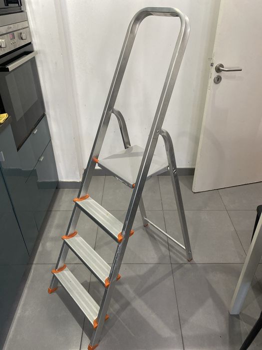 Escadas em aluminiio sem uso. Desocupar o espaco.