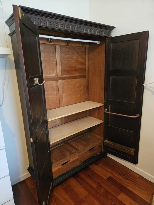 Armário antigo em madeira maciça