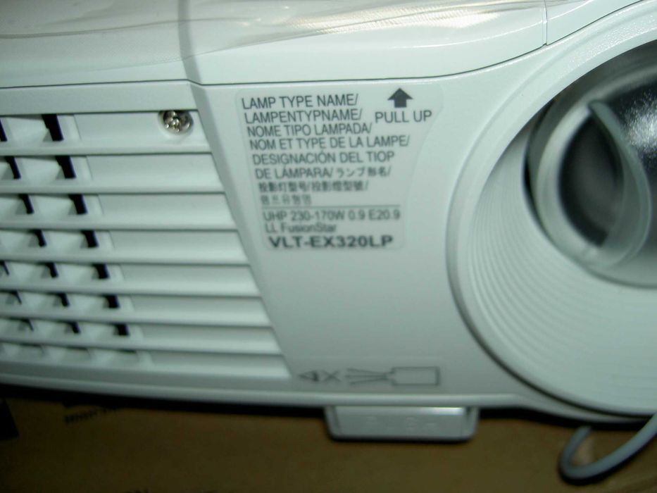 NOWY projektor multimedialny Mitsubishi EW330U
