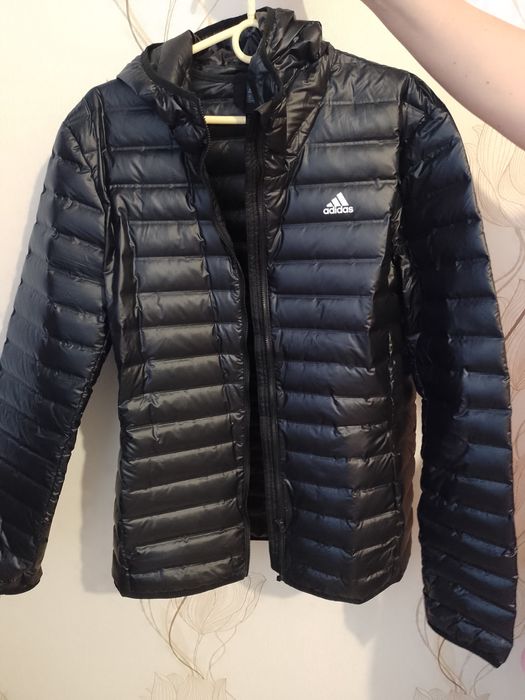 Лёгкая куртка пуховик  мужская Adidas.