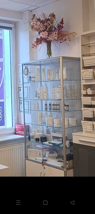 Witryna szklana gablota ekspozycyjna