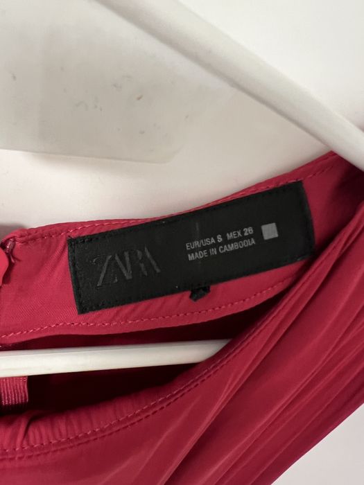 Sukienka długa malinowa z satyny Zara S