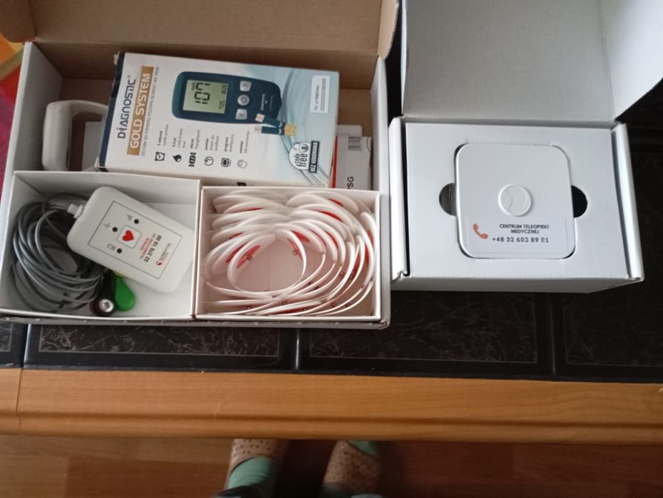 Zestaw diagnostyczny glukometr EKG oraz przycisk alarmowy