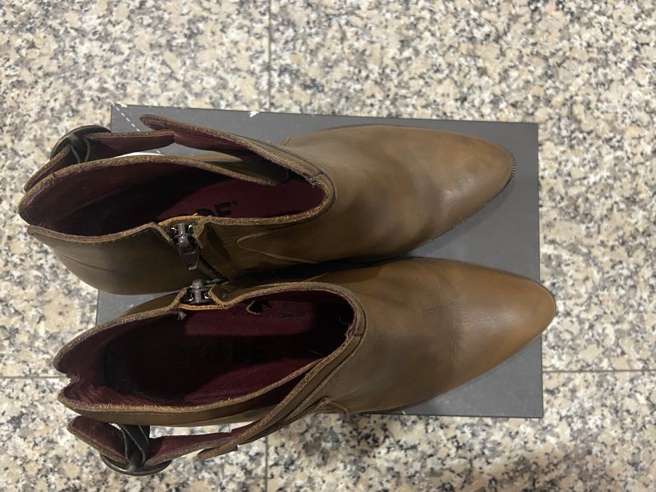 Botas em pele castanhas DKODE