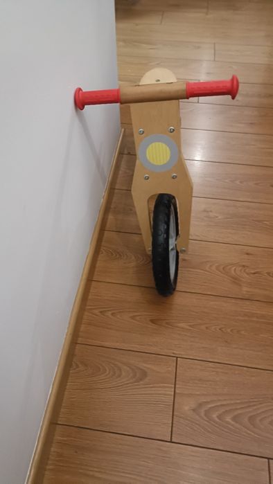 Bicicleta em madeira sem pedais