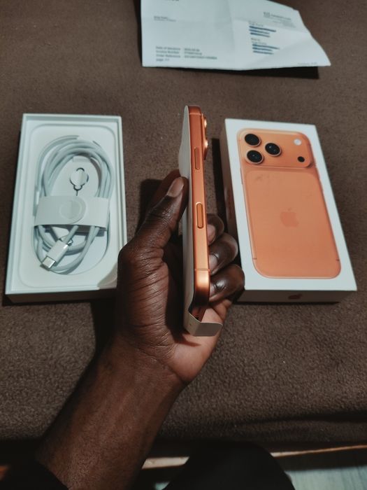 Iphone 17 pro novo 256Gb. One plus 12 512Gb em perfeito estado