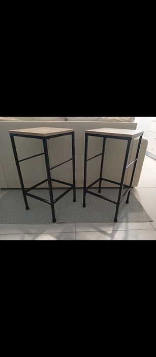 Bancos altos em pinho e preto