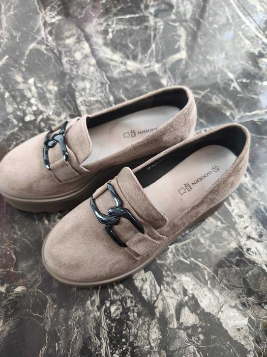 Nowe eleganckie buty